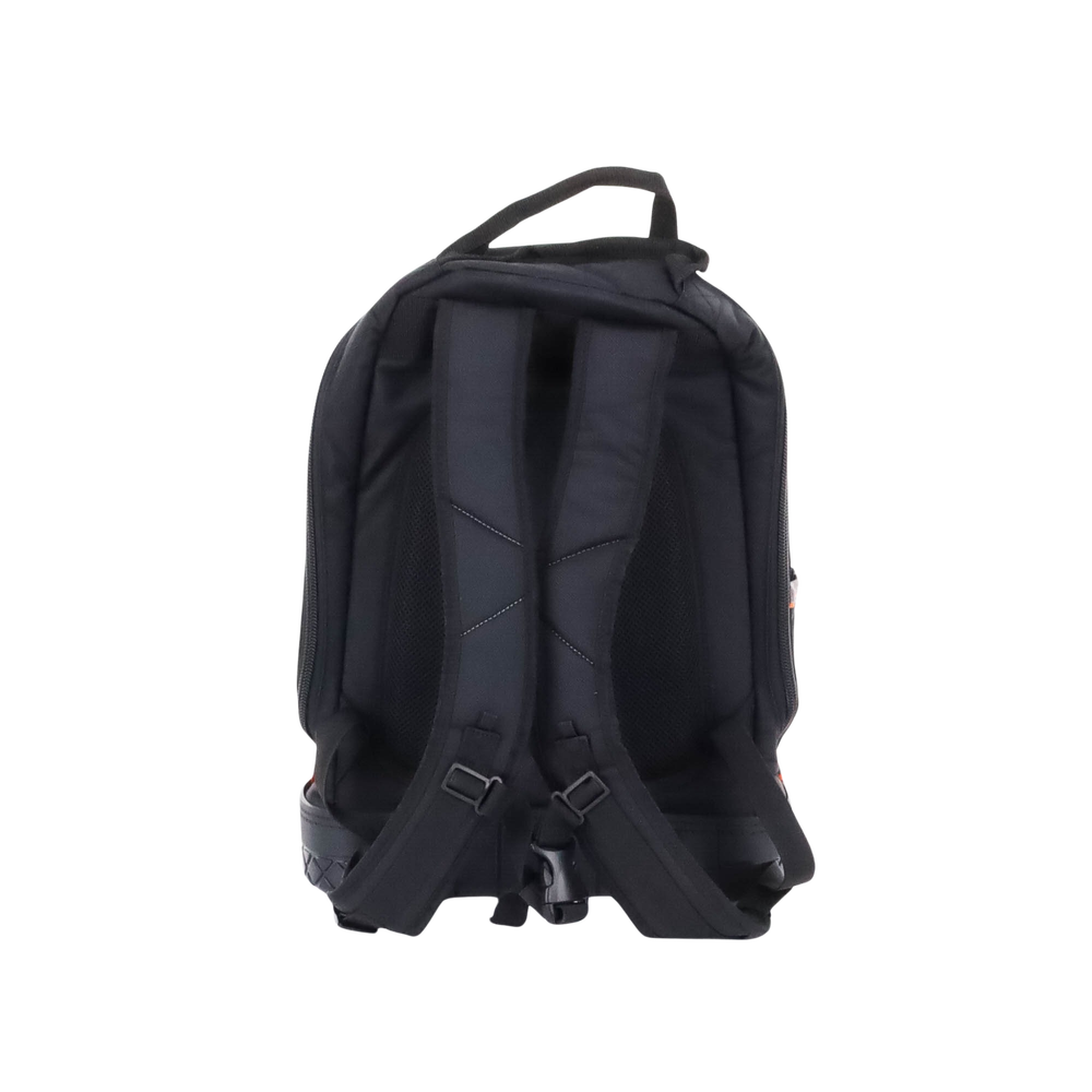 Mochila para herramientas Tradesman Pro™ de 36,8 cm en color negro con 39 bolsillos (No incluye herramientas).