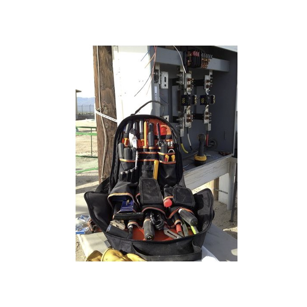 Mochila para herramientas Tradesman Pro™ de 36,8 cm en color negro con 39 bolsillos (No incluye herramientas).